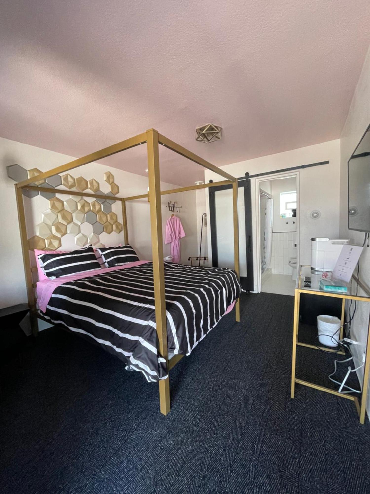 Rainbow Motel Greeley Bagian luar foto